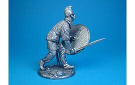 Викинг в шлеме с полумаской