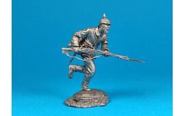 Немецкий пехотинец идет в атаку, 1915 год