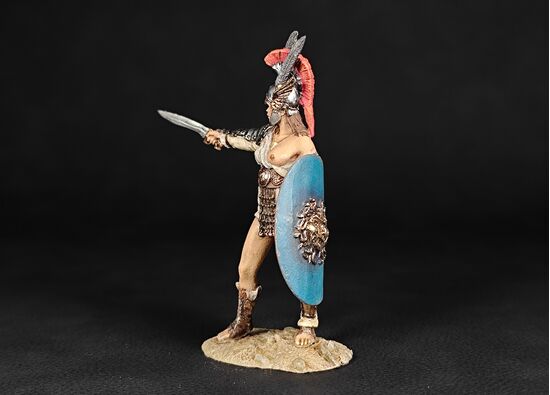 Амазонка-гладиатор с фалькатой в росписи