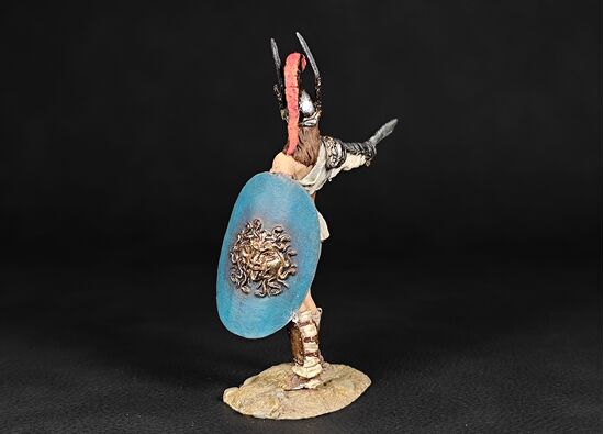 Амазонка-гладиатор с фалькатой в росписи