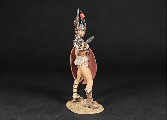 Амазонка-гладиатор с фалькатой в росписи