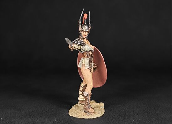 Амазонка-гладиатор с фалькатой в росписи