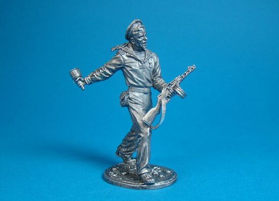 Краснофлотец с автоматом ППШ и гранатой РПГ- 40, 1943-1945 года