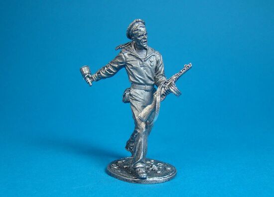 Краснофлотец с автоматом ППШ и гранатой РПГ- 40, 1943-1945 года