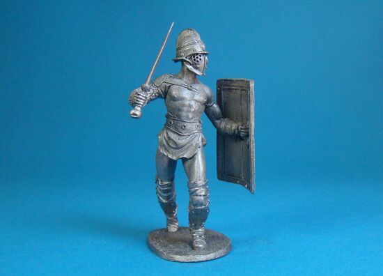 Гладиатор секутор идет в наступлени