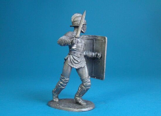 Гладиатор секутор идет в наступлени