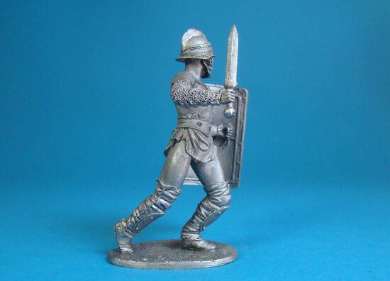 Гладиатор секутор идет в наступлени