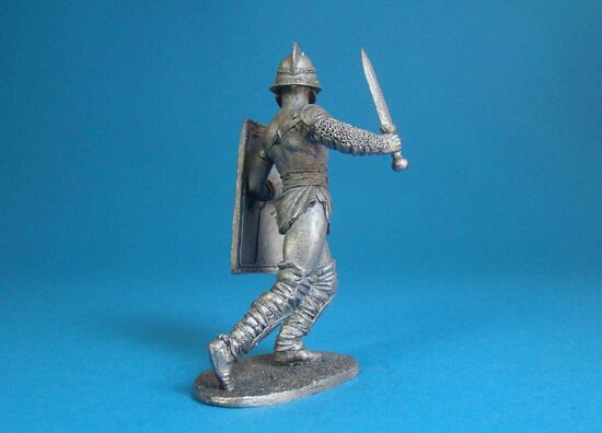 Гладиатор секутор идет в наступлени