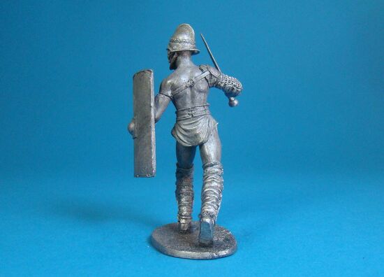 Гладиатор секутор идет в наступлени