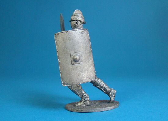 Гладиатор секутор идет в наступлени