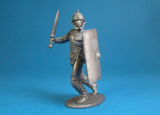 Гладиатор секутор идет в наступлени