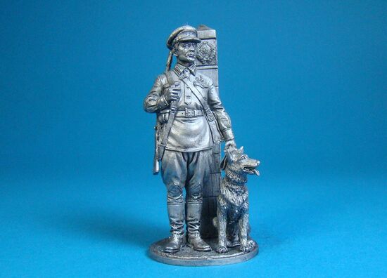 Младший сержант Пограничных войск с собакой, 1941 год