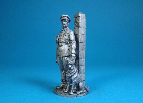 Младший сержант Пограничных войск с собакой, 1941 год