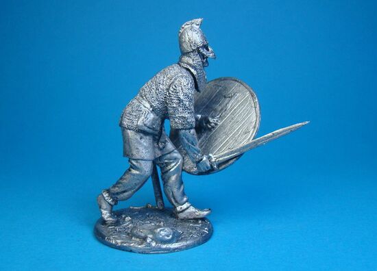 Викинг в шлеме с полумаской