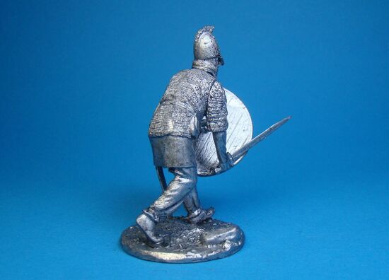 Викинг в шлеме с полумаской