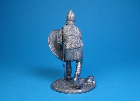 Викинг в шлеме с полумаской