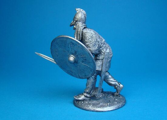 Викинг в шлеме с полумаской