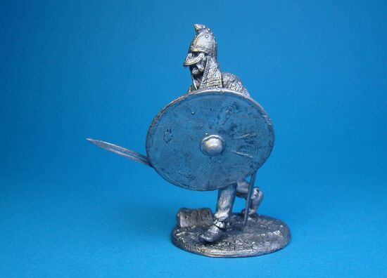 Викинг в шлеме с полумаской