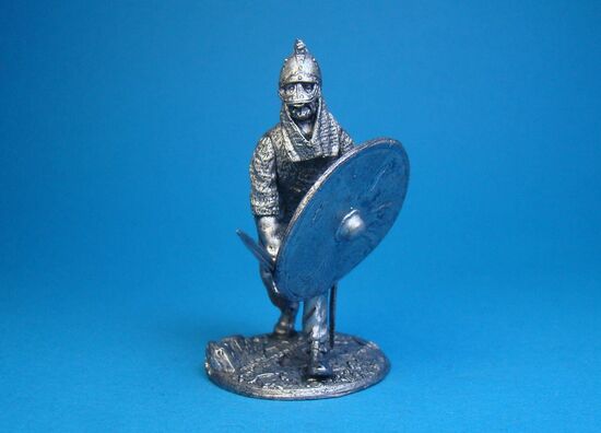 Викинг в шлеме с полумаской