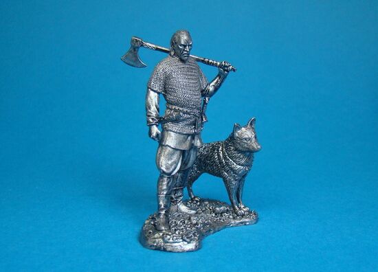 Викинг с собакой, X век оловянная миниатюра