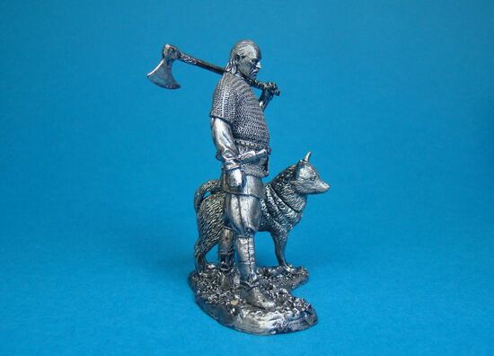 Викинг с собакой, X век оловянная миниатюра