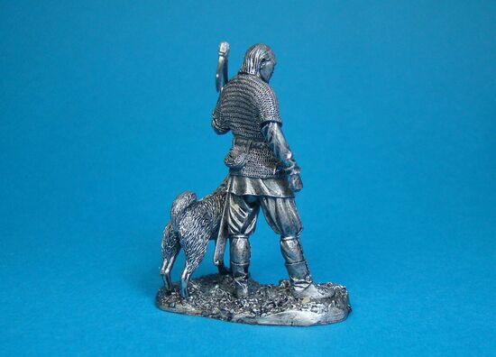 Викинг с собакой, X век оловянная миниатюра