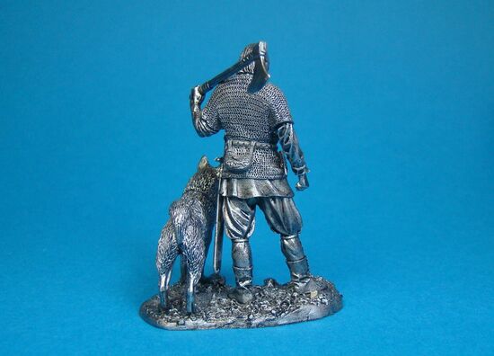 Викинг с собакой, X век оловянная миниатюра