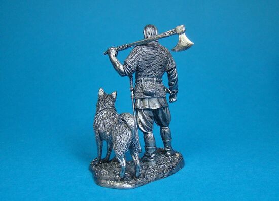 Викинг с собакой, X век оловянная миниатюра