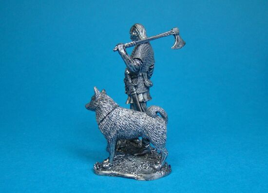 Викинг с собакой, X век оловянная миниатюра