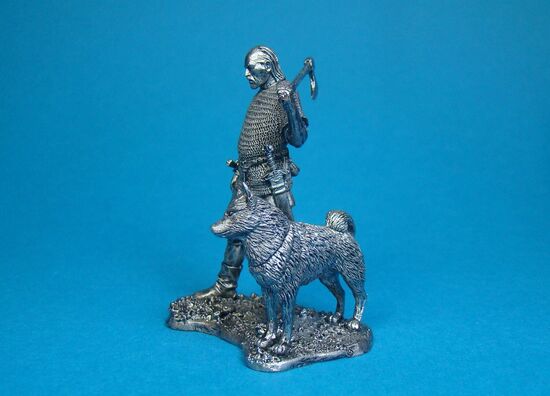 Викинг с собакой, X век оловянная миниатюра