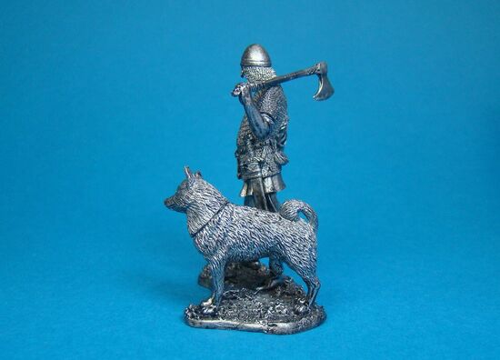 Вождь Викингов с собакой, X век оловянная миниатюра