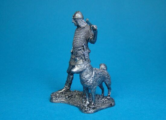 Вождь Викингов с собакой, X век оловянная миниатюра