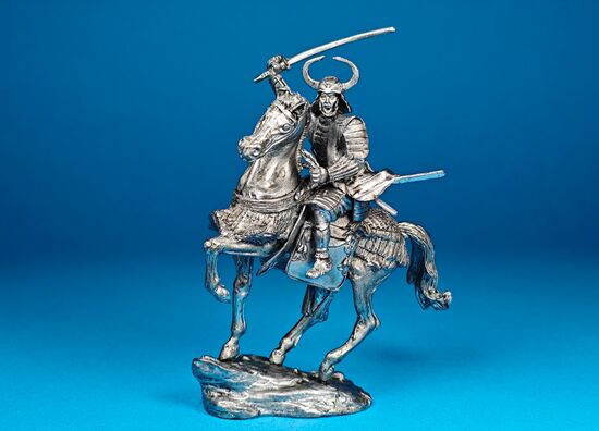 Конный самурай с катаной 1582 год