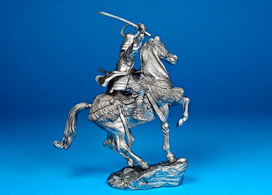 Конный самурай с катаной 1582 год