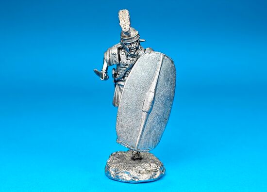 Легионер XX Легиона, идущий в атаку