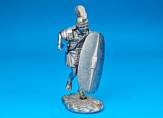 Легионер XX Легиона, идущий в атаку