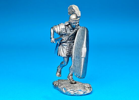 Легионер XX Легиона, идущий в атаку