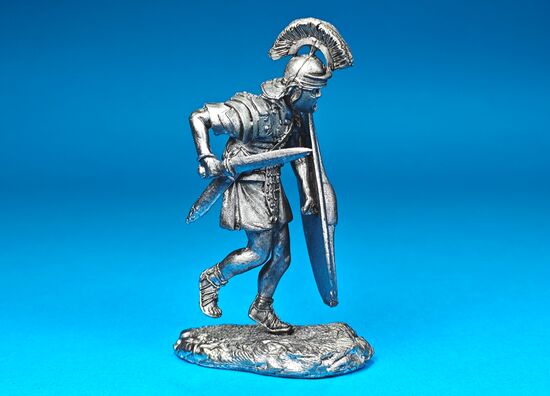 Легионер XX Легиона, идущий в атаку