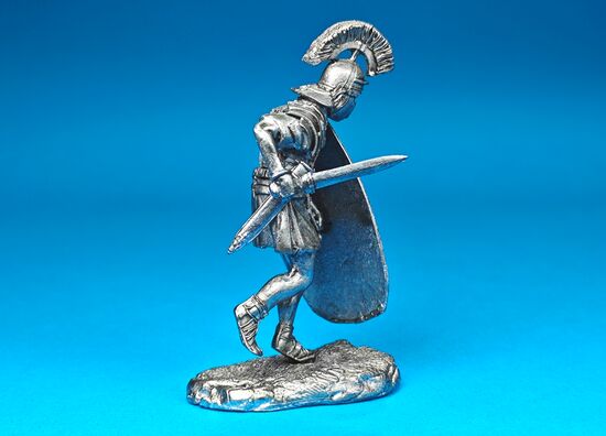 Легионер XX Легиона, идущий в атаку