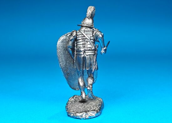 Легионер XX Легиона, идущий в атаку