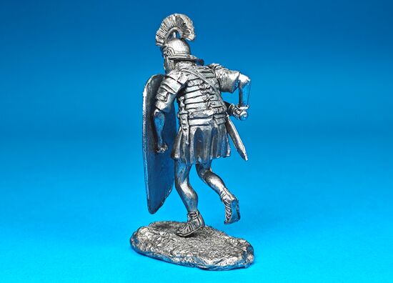 Легионер XX Легиона, идущий в атаку