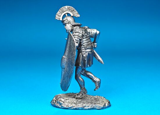 Легионер XX Легиона, идущий в атаку