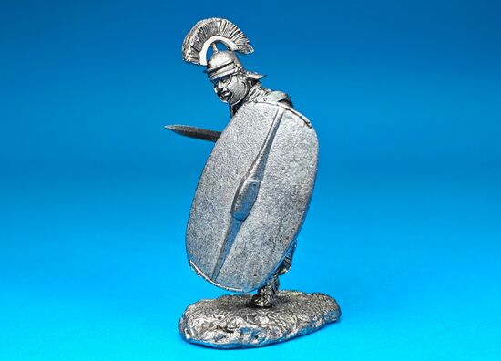 Легионер XX Легиона, идущий в атаку