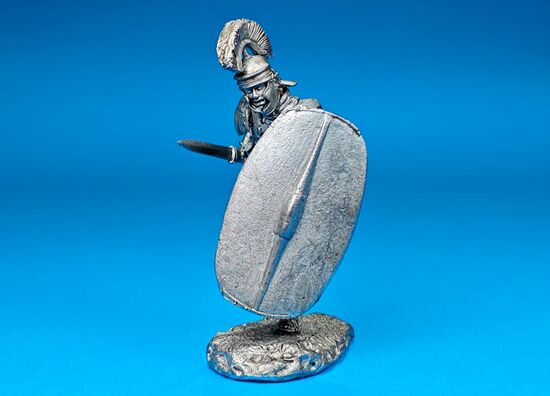 Легионер XX Легиона, идущий в атаку