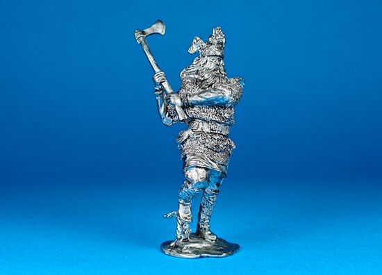 Викинг с топором, IX-X век