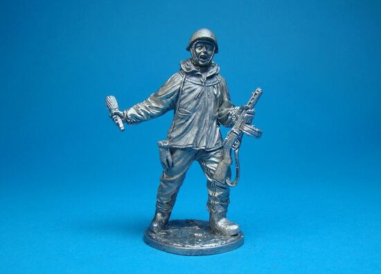 Автоматчик пехоты Красной армии в зимнем камуфляже, СССР 1941-1945 года