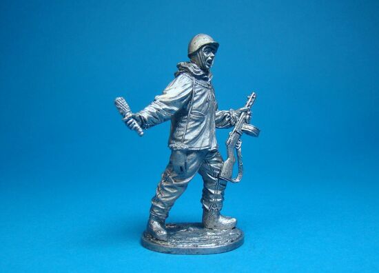 Автоматчик пехоты Красной армии в зимнем камуфляже, СССР 1941-1945 года