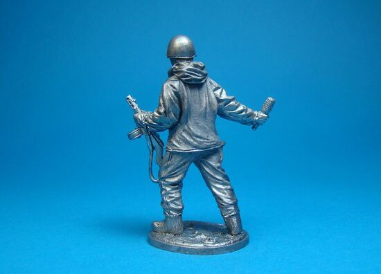 Автоматчик пехоты Красной армии в зимнем камуфляже, СССР 1941-1945 года