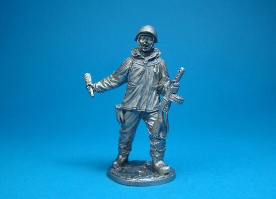 Автоматчик пехоты Красной армии в зимнем камуфляже, СССР 1941-1945 года