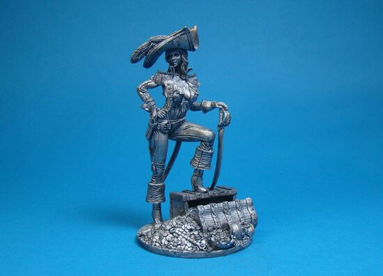 Пиратка с сундуком сокровищ